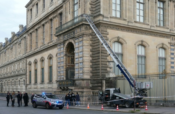 Bild vergrößern: Nach Louvre-Einbruch: Debatte über Sicherheit von Museen entbrannt Bild vergrößern: Nach Louvre-Einbruch: Debatte über Sicherheit von Museen entbrannt