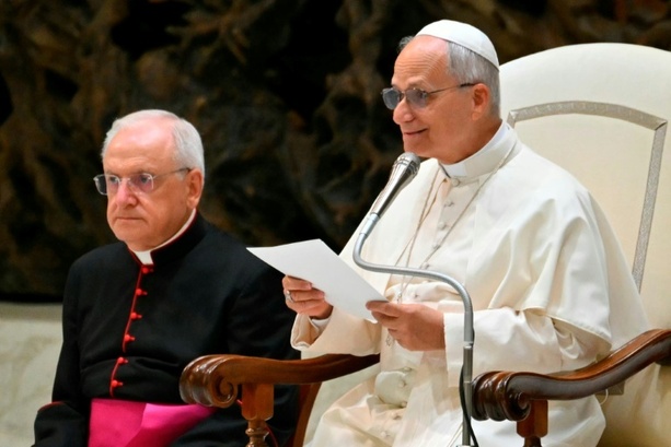 Bild vergrößern: Großer Schritt: Papst Leo trifft erstmals Missbrauchsopfer Bild vergrößern: Großer Schritt: Papst Leo trifft erstmals Missbrauchsopfer