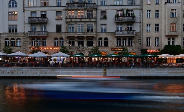 Bild vergrößern: Umsatz von Restaurants und Hotels im August gesunken Bild vergrößern: Umsatz von Restaurants und Hotels im August gesunken