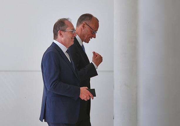 Bild vergrößern: Dobrindt stellt sich in Stadtbild-Debatte hinter Merz Bild vergrößern: Dobrindt stellt sich in Stadtbild-Debatte hinter Merz