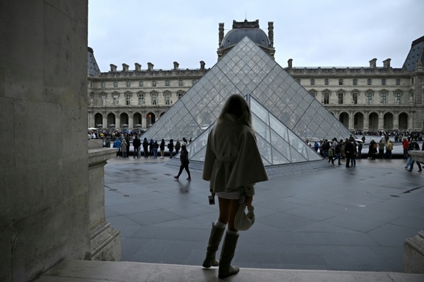 Bild vergrößern: Weiter keine Spur von Louvre-Einbrechern - Debatte über Sicherung der Vitrinen Bild vergrößern: Weiter keine Spur von Louvre-Einbrechern - Debatte über Sicherung der Vitrinen