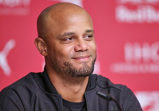 Bild vergrößern: FC Bayern verlängert Vertrag mit Cheftrainer Kompany Bild vergrößern: FC Bayern verlängert Vertrag mit Cheftrainer Kompany