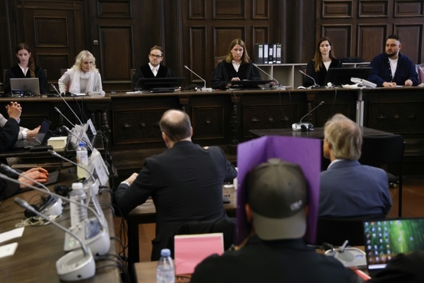 Bild vergrößern: Oberlandesgericht: Schöffin darf in Verhandlung kein Kopftuch tragen Bild vergrößern: Oberlandesgericht: Schöffin darf in Verhandlung kein Kopftuch tragen