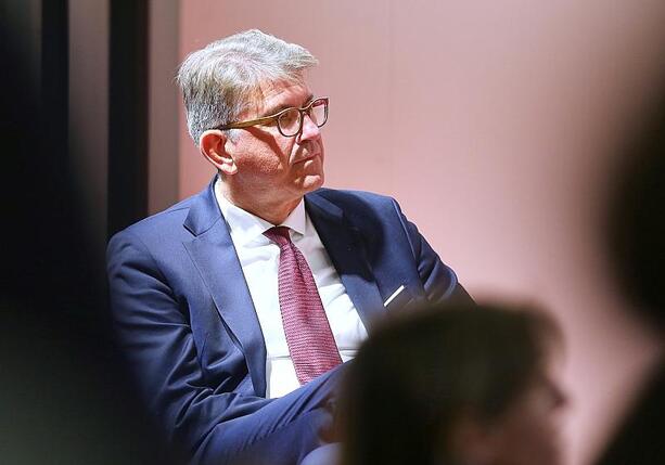 Bild vergrößern: Weimer treibt Plattform-Abgabe voran - Eckpunktepapier geplant Bild vergrößern: Weimer treibt Plattform-Abgabe voran - Eckpunktepapier geplant