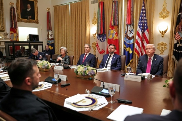 Bild vergrößern: Kreise: Trump hat Kiew zu Aufgabe des Donbass gedrängt Bild vergrößern: Kreise: Trump hat Kiew zu Aufgabe des Donbass gedrängt