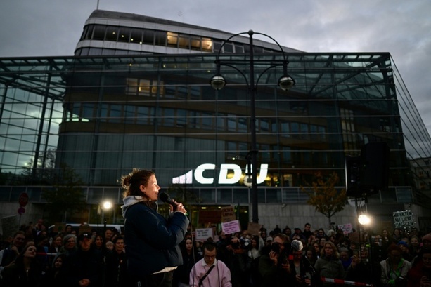 Bild vergrößern: Nach Merz' Stadtbild-Äußerungen: Demo vor CDU-Parteizentrale in Berlin Bild vergrößern: Nach Merz' Stadtbild-Äußerungen: Demo vor CDU-Parteizentrale in Berlin