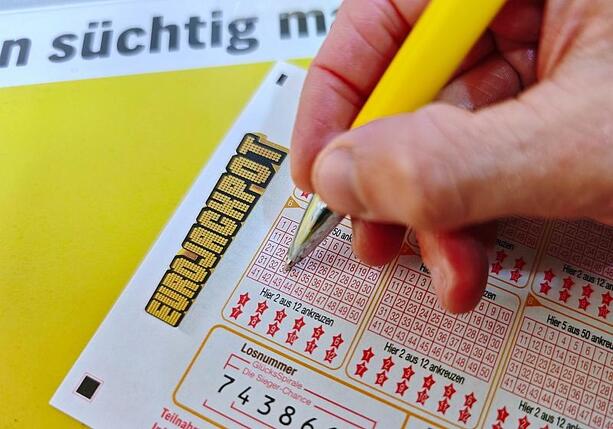 Bild vergrößern: Gewinnzahlen Eurojackpot vom Dienstag (21.10.2025) Bild vergrößern: Gewinnzahlen Eurojackpot vom Dienstag (21.10.2025)