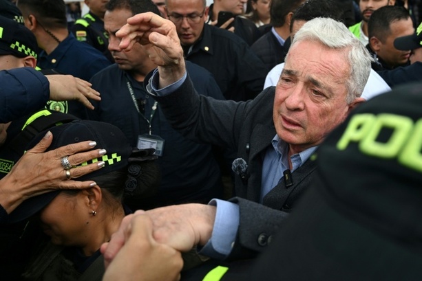 Bild vergrößern: Gericht in Kolumbien hebt Verurteilung von Ex-Präsident Uribe auf Bild vergrößern: Gericht in Kolumbien hebt Verurteilung von Ex-Präsident Uribe auf