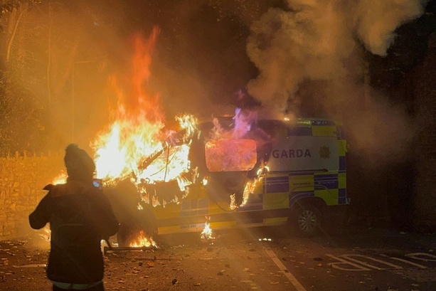 Bild vergrößern: Gewaltsame Proteste vor Hotel für Asylsuchende in Irland - sechs Menschen festgenommen Bild vergrößern: Gewaltsame Proteste vor Hotel für Asylsuchende in Irland - sechs Menschen festgenommen