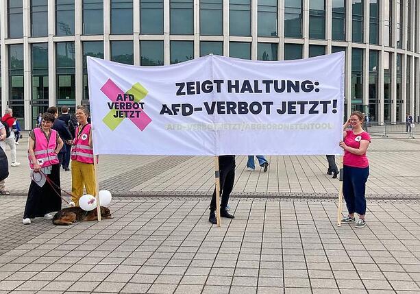 Bild vergrößern: SPD will Spionagevorwürfe gegen AfD in Verbotsverfahren prüfen Bild vergrößern: SPD will Spionagevorwürfe gegen AfD in Verbotsverfahren prüfen