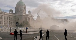 Schusswaffenangriff auf regierungstreue Demonstranten vor Parlament in Belgrad