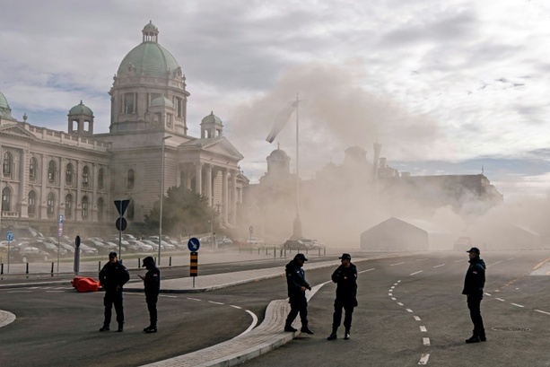 Bild vergrößern: Schusswaffenangriff auf regierungstreue Demonstranten vor Parlament in Belgrad Bild vergrößern: Schusswaffenangriff auf regierungstreue Demonstranten vor Parlament in Belgrad