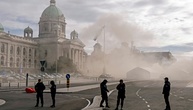 Schusswaffenangriff auf regierungstreue Demonstranten vor Parlament in Belgrad