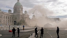 Schusswaffenangriff auf regierungstreue Demonstranten vor Parlament in Belgrad
