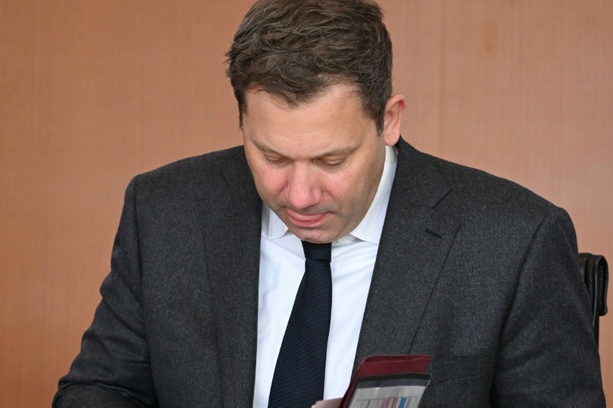 Bild vergrößern: Steuerschätzer erwarten Milliarden-Mehreinnahmen - Klingbeil pocht auf Reformen Bild vergrößern: Steuerschätzer erwarten Milliarden-Mehreinnahmen - Klingbeil pocht auf Reformen