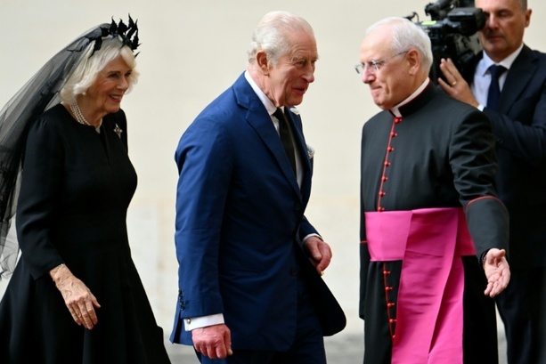 Bild vergrößern: König Charles III. und Papst beten gemeinsam bei historischem Staatsbesuch im Vatikan Bild vergrößern: König Charles III. und Papst beten gemeinsam bei historischem Staatsbesuch im Vatikan
