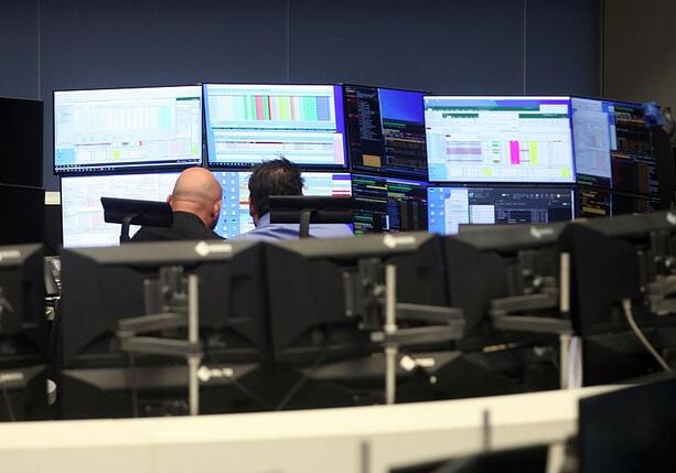 Bild vergrößern: Dax lässt am Mittag weiter nach - SAP-Zahlen enttäuschen Bild vergrößern: Dax lässt am Mittag weiter nach - SAP-Zahlen enttäuschen