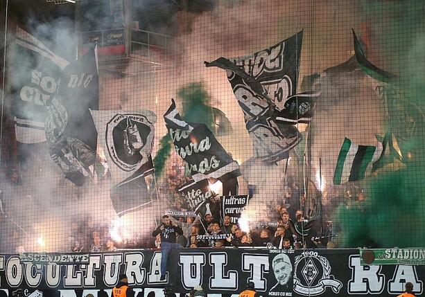 Bild vergrößern: Fußball-Gewalt geht zurück - Pyrotechnik-Missbrauch steigt stark Bild vergrößern: Fußball-Gewalt geht zurück - Pyrotechnik-Missbrauch steigt stark