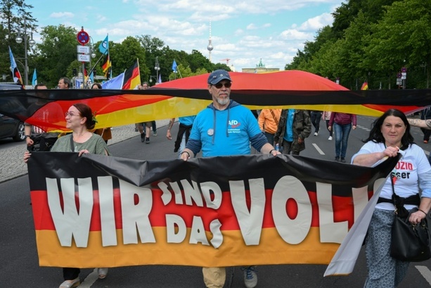 Bild vergrößern: Studie: 17 Prozent der Deutschen haben rechtspopulistisches Weltbild Bild vergrößern: Studie: 17 Prozent der Deutschen haben rechtspopulistisches Weltbild