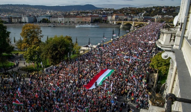 Bild vergrößern: Ungarischer Nationalfeiertag: Regierung und Opposition mobilisieren Zehntausende Bild vergrößern: Ungarischer Nationalfeiertag: Regierung und Opposition mobilisieren Zehntausende