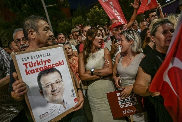 Bild vergrößern: Prozess gegen bei Protesten in der Türkei festgenommene Fotografen beginnt Bild vergrößern: Prozess gegen bei Protesten in der Türkei festgenommene Fotografen beginnt