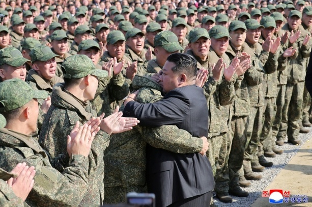 Bild vergrößern: Nordkorea errichtet Gedenkstätte für seine im Ukraine-Krieg gefallenen Soldaten Bild vergrößern: Nordkorea errichtet Gedenkstätte für seine im Ukraine-Krieg gefallenen Soldaten