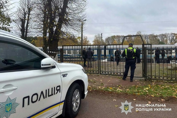 Bild vergrößern: Drei Tote bei mutmaßlichem Anschlag an Bahnhof im Norden der Ukraine Bild vergrößern: Drei Tote bei mutmaßlichem Anschlag an Bahnhof im Norden der Ukraine