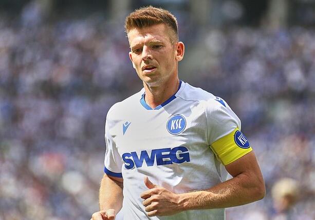 Bild vergrößern: 2. Bundesliga: KSC schlägt Fürth - Schalke erreicht Tabellenspitze Bild vergrößern: 2. Bundesliga: KSC schlägt Fürth - Schalke erreicht Tabellenspitze