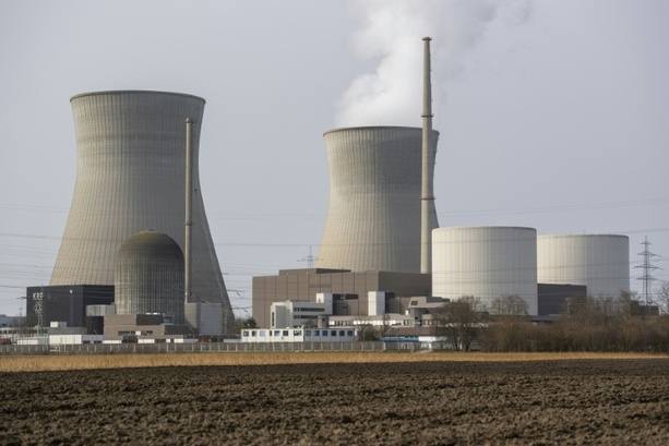 Bild vergrößern: Kühltürme von ehemaligem Atomkraftwerk Gundremmingen in Bayern werden gesprengt Bild vergrößern: Kühltürme von ehemaligem Atomkraftwerk Gundremmingen in Bayern werden gesprengt
