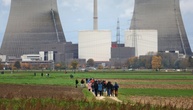 Kühltürme von ehemaligem Atomkraftwerk Gundremmingen in Bayern gesprengt
