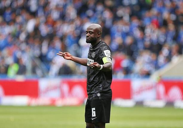 Bild vergrößern: 2. Bundesliga: Elversberg verliert in Bielefeld Tabellenführung Bild vergrößern: 2. Bundesliga: Elversberg verliert in Bielefeld Tabellenführung