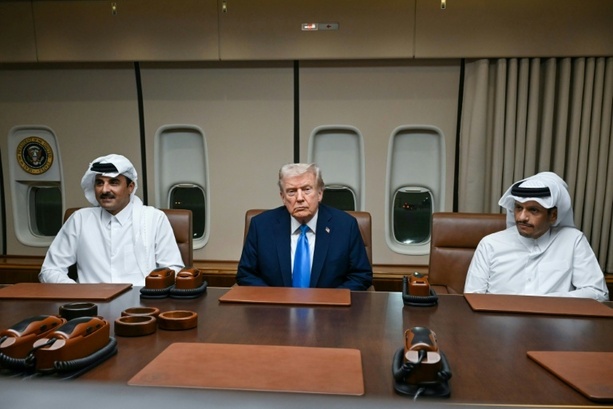 Bild vergrößern: US-Präsident Trump trifft bei Zwischenstopp in Katar Führung des Golfemirats Bild vergrößern: US-Präsident Trump trifft bei Zwischenstopp in Katar Führung des Golfemirats