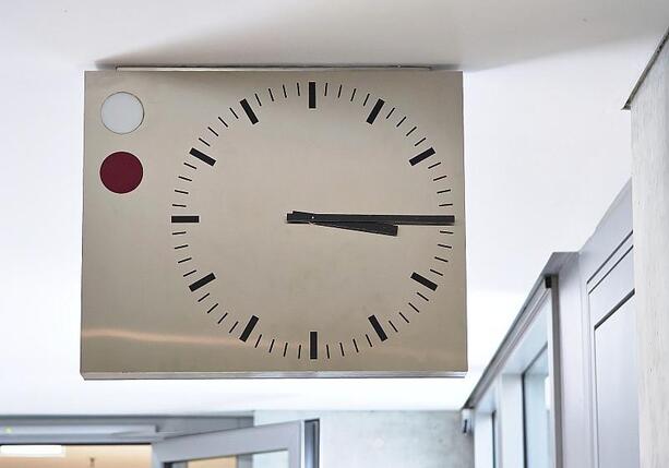 Bild vergrößern: Uhren auf Normalzeit umgestellt Bild vergrößern: Uhren auf Normalzeit umgestellt