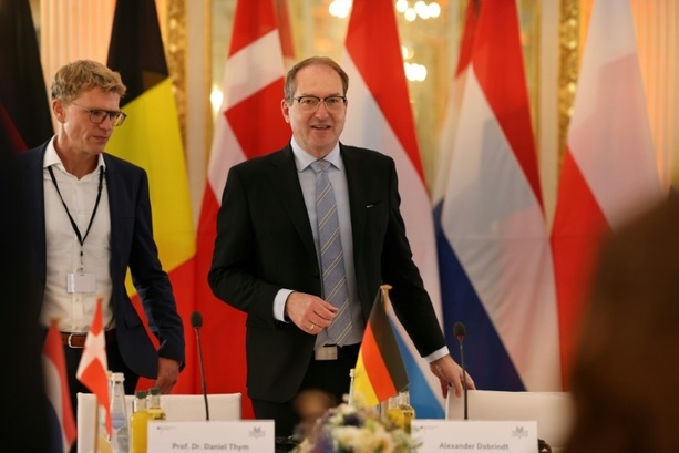 Bild vergrößern: Dobrindt äußert Verständnis für Spionagevorwürfe gegen die AfD Bild vergrößern: Dobrindt äußert Verständnis für Spionagevorwürfe gegen die AfD