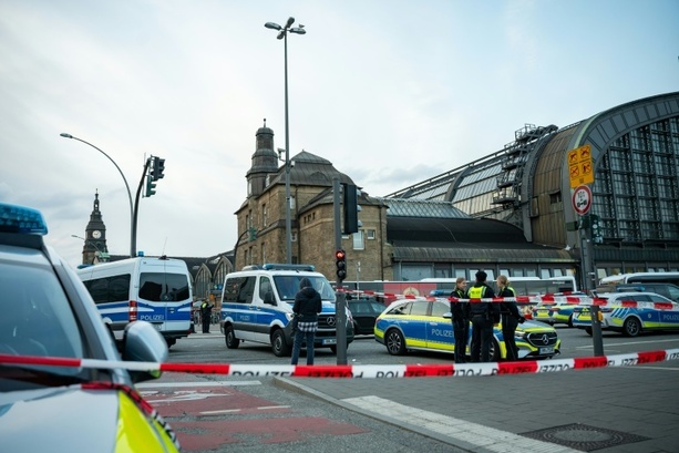 Bild vergrößern: Polizeigewerkschaft will mehr Befugnisse an Bahnhöfen - Dobrindt für mehr Einsätze Bild vergrößern: Polizeigewerkschaft will mehr Befugnisse an Bahnhöfen - Dobrindt für mehr Einsätze