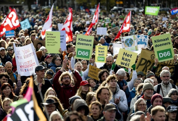 Bild vergrößern: Zehntausende bei Klimaprotest vor Parlamentswahl in den Niederlanden Bild vergrößern: Zehntausende bei Klimaprotest vor Parlamentswahl in den Niederlanden