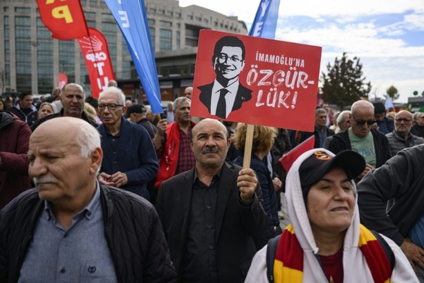 Bild vergrößern: Proteste bei Gerichtstermin für Erdogan-Rivalen Imamoglu wegen angeblicher Spionage Bild vergrößern: Proteste bei Gerichtstermin für Erdogan-Rivalen Imamoglu wegen angeblicher Spionage