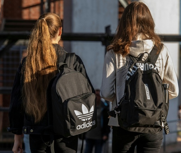 Bild vergrößern: Viele Jugendliche sorgen sich wegen KI um berufliche Zukunft Bild vergrößern: Viele Jugendliche sorgen sich wegen KI um berufliche Zukunft