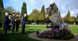 Charles III. legt Kranz an Denkmal für LGBTQ-Angehörige in der Armee nieder