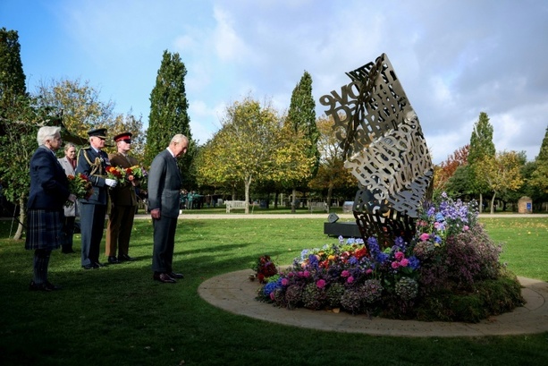 Bild vergrößern: Charles III. legt Kranz an Denkmal für LGBTQ-Angehörige in der Armee nieder Bild vergrößern: Charles III. legt Kranz an Denkmal für LGBTQ-Angehörige in der Armee nieder