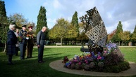 Charles III. legt Kranz an Denkmal für LGBTQ-Angehörige in der Armee nieder