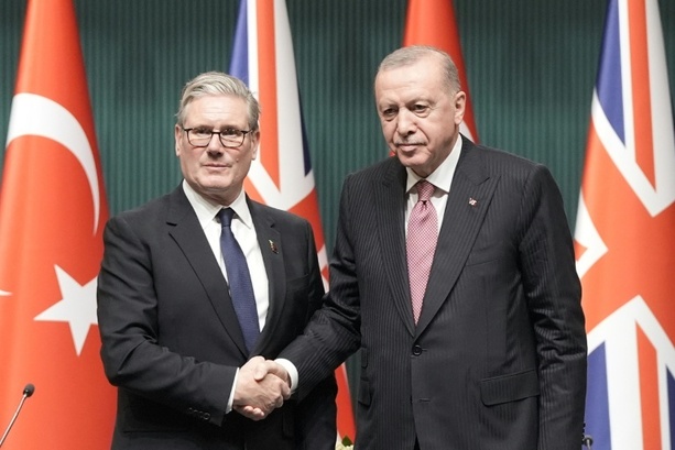 Bild vergrößern: Erdogan unterzeichnet Vertrag zum Kauf von 20 Eurofighter-Jets von London Bild vergrößern: Erdogan unterzeichnet Vertrag zum Kauf von 20 Eurofighter-Jets von London