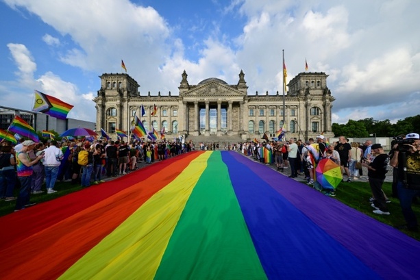 Bild vergrößern: Amadeu Antonio Stiftung: Angriffe auf CSD-Veranstaltungen erreichen Rekordniveau Bild vergrößern: Amadeu Antonio Stiftung: Angriffe auf CSD-Veranstaltungen erreichen Rekordniveau