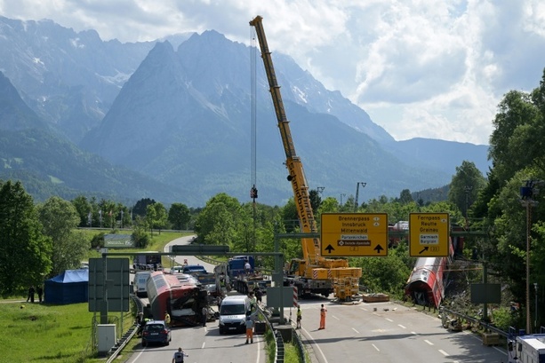 Bild vergrößern: Prozess um Garmischer Zugunglück mit fünf Toten in München begonnen Bild vergrößern: Prozess um Garmischer Zugunglück mit fünf Toten in München begonnen