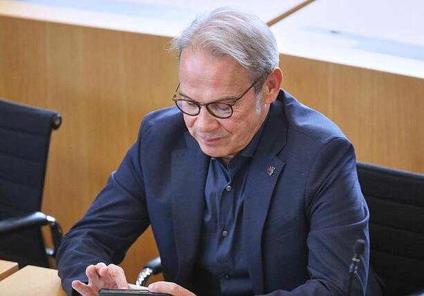 Bild vergrößern: Thüringer Innenminister hält Verdacht gegen AfD aufrecht Bild vergrößern: Thüringer Innenminister hält Verdacht gegen AfD aufrecht