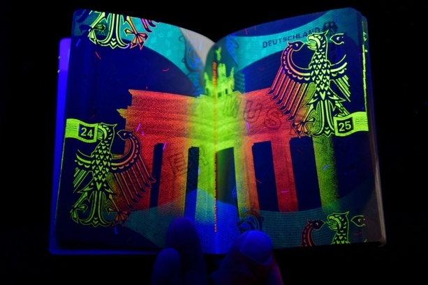 Bild vergrößern: Italiener mit 21 gefälschten Ausweisdokumenten an Flughafen Köln/Bonn gefasst Bild vergrößern: Italiener mit 21 gefälschten Ausweisdokumenten an Flughafen Köln/Bonn gefasst