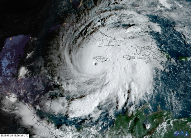 Bild vergrößern: US-Behörde: Extrem starker Hurrikan Melissa trifft in Jamaika auf Land