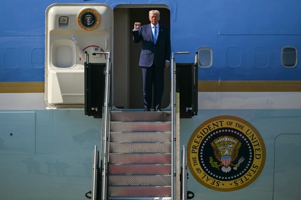 Bild vergrößern: Asien-Reise: Trump zu Apec-Gipfel und Xi-Gesprächen in Südkorea eingetroffen Bild vergrößern: Asien-Reise: Trump zu Apec-Gipfel und Xi-Gesprächen in Südkorea eingetroffen