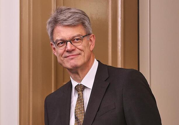 Bild vergrößern: Schnieder nach Kreislaufkollaps wieder voll im Dienst Bild vergrößern: Schnieder nach Kreislaufkollaps wieder voll im Dienst