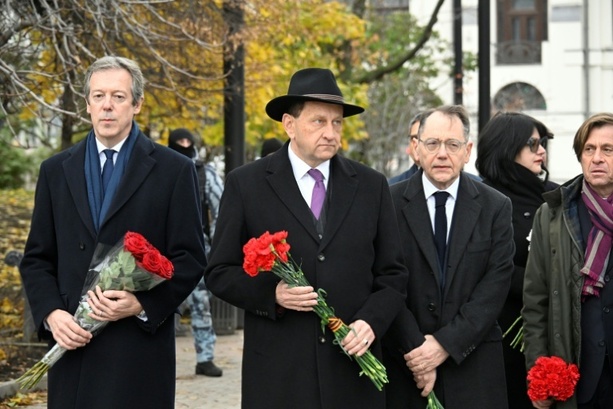 Bild vergrößern: Westliche Botschafter gedenken in Moskau der Stalin-Opfer Bild vergrößern: Westliche Botschafter gedenken in Moskau der Stalin-Opfer